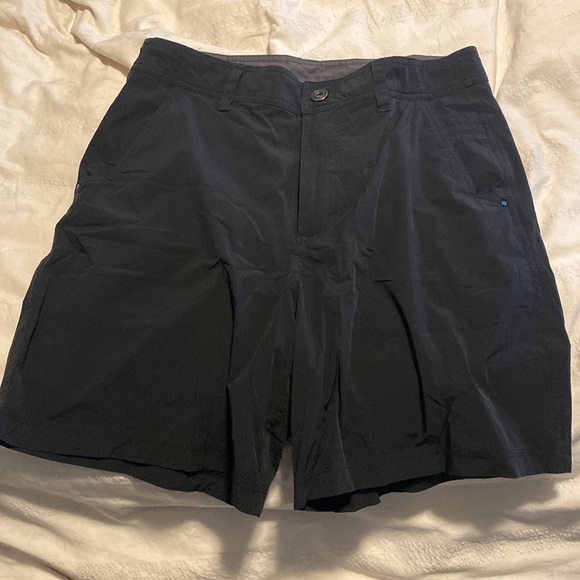 EUC Lululemom size 32 blank stretchy cargo shorts - Picture 1 of 2